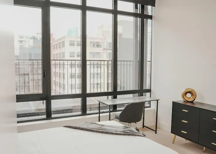 Apartment River North Private Balcony With In And Out Parking *