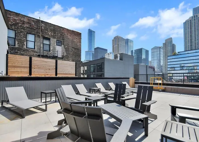 Apartment River North Private Balcony With In And Out Parking