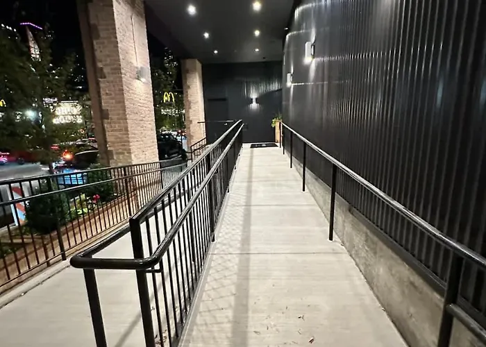 Apartment River North Private Balcony With In And Out Parking *