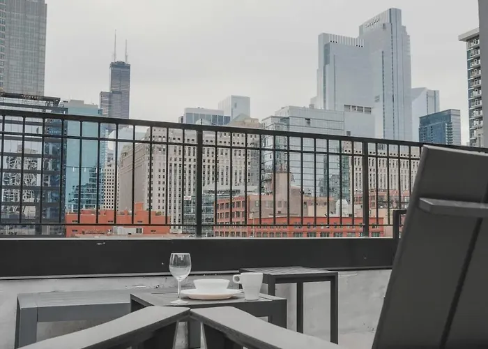 Apartment River North Private Balcony With In And Out Parking