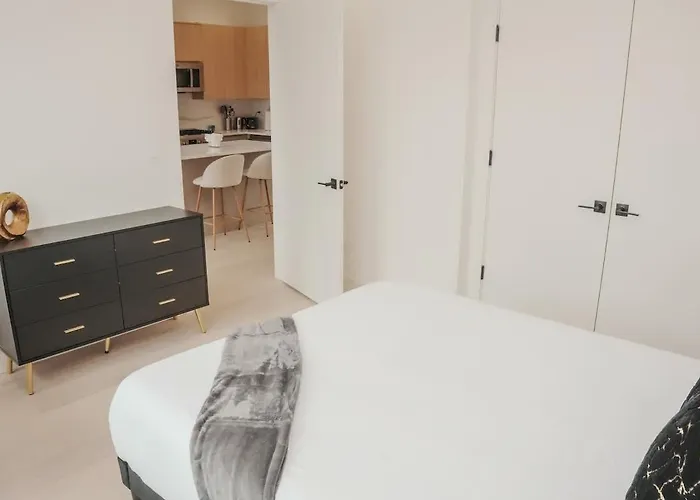 River North Private Balcony With In And Out Parking Apartment *