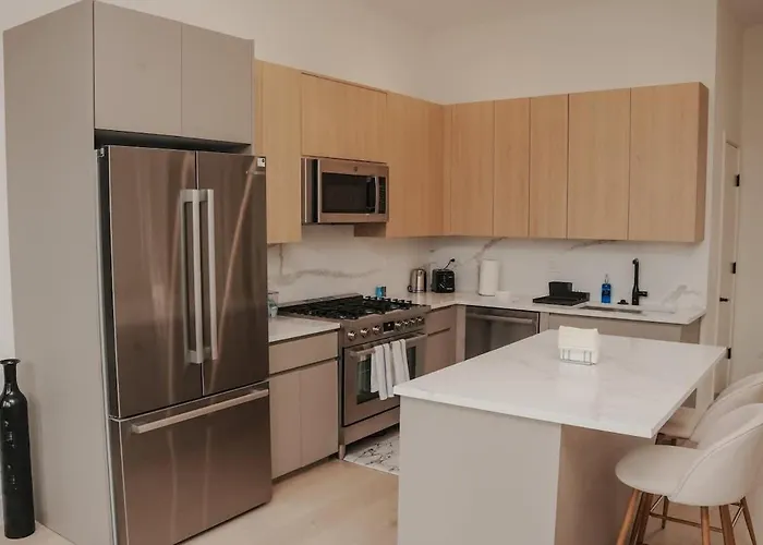 Apartment River North Private Balcony With In And Out Parking *