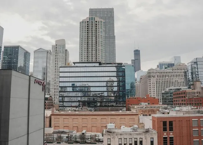 Apartment River North Private Balcony With In And Out Parking