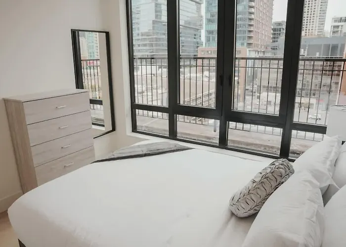 Apartment River North Private Balcony With In And Out Parking *