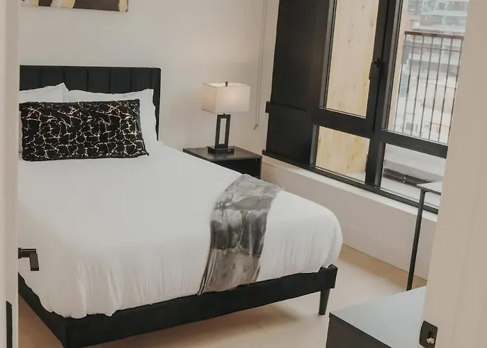 Apartment River North Private Balcony With In And Out Parking Chicago