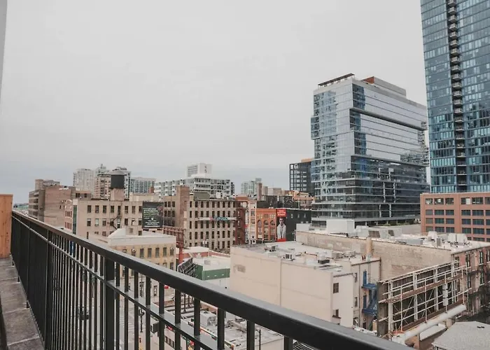 Apartment River North Private Balcony With In And Out Parking *